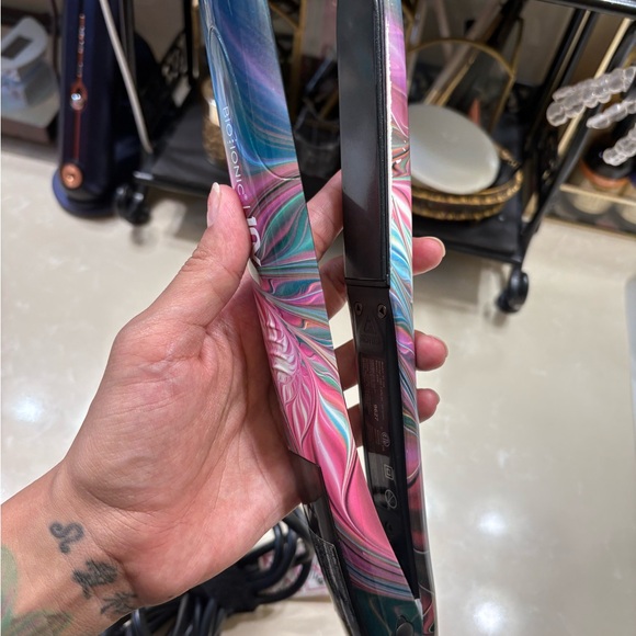 Bio ionic Straightener - Picture 2 of 7